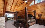 ห้องนอน 5 Serenity Mountain Pool Lodge - Nine Bedroom Cabin
