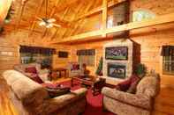 ล็อบบี้ Off The Clock - Four Bedroom Cabin