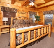 Kamar Tidur 3 Rising Eagle Lodge - Eight Bedroom Cabin