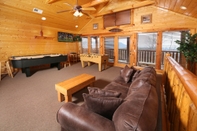 พื้นที่สาธารณะ Rising Eagle Lodge - Eight Bedroom Cabin