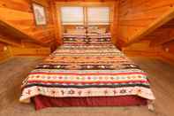 Bedroom Black Bear Hideaway - Five Bedroom Cabin