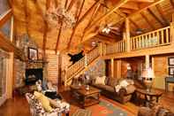 Lobby Black Bear Hideaway - Five Bedroom Cabin