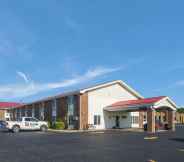 Exterior 6 Econo Lodge Inn & Suites