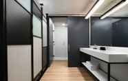 In-room Bathroom 5 Aloft Dallas Euless