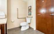 Toilet Kamar 4 Comfort Inn & Suites