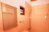 Toilet Kamar Ëlla Breeze Homestay