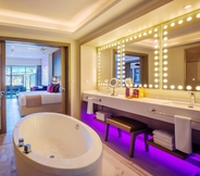 In-room Bathroom 2 Planet Hollywood Cancun, An Autograph Collection All-Inclusive Resort