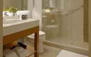 In-room Bathroom 4 Hyatt Place Vacaville