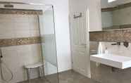 In-room Bathroom 6 Barocker Hof Rhodt