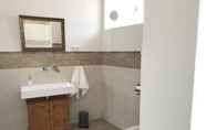 In-room Bathroom 2 Barocker Hof Rhodt