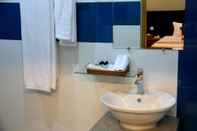 In-room Bathroom Golden Guest Hotel Dawei