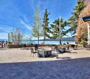 Ruang Umum 4 Poolside  Right By The Shores Of Lake Tahoe 1 Bedroom Condo by RedAwning