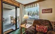 พื้นที่สาธารณะ 2 Poolside  Right By The Shores Of Lake Tahoe 1 Bedroom Condo by RedAwning