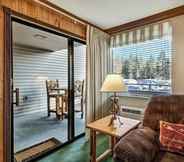 Khu vực công cộng 2 Poolside  Right By The Shores Of Lake Tahoe 1 Bedroom Condo by RedAwning