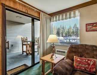 พื้นที่สาธารณะ 2 Poolside  Right By The Shores Of Lake Tahoe 1 Bedroom Condo by RedAwning