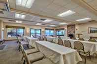 Functional Hall Poolside  Right By The Shores Of Lake Tahoe 1 Bedroom Condo by RedAwning