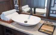 In-room Bathroom 6 Dali Junbo Holiday Villa