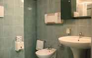 Toilet Kamar 2 Hotel Sole