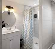 In-room Bathroom 7 Riverside Inn and Cottages