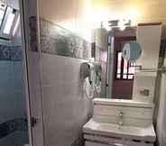 Phòng tắm bên trong 5 Hotel Lahlou