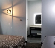 Kamar Tidur 3 Continental Inn & Suites