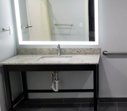 Toilet Kamar 7 Continental Inn & Suites