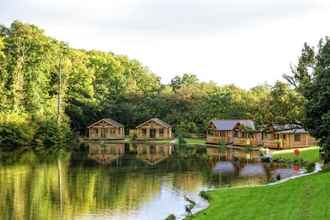 Exterior 4 Canada Lodge and Lake