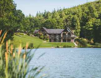 Exterior 2 Canada Lodge and Lake