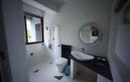 In-room Bathroom 5 Stone Party