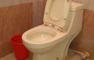 Toilet Kamar 7 Iroomz Aditya Residency