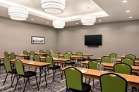 Functional Hall La Quinta Inn & Suites by Wyndham Burlington