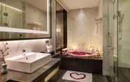 In-room Bathroom 7 Ramada by Wyndham Huizhou Longmen