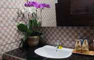 Phòng tắm bên trong 6 Dukuh Baturan Villa