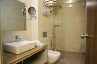 ห้องน้ำภายในห้อง Hotel Aangan Regency