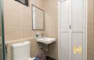 In-room Bathroom 6 D Pristine Family Suite By Holi