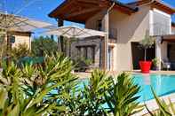 Swimming Pool Villa Peler