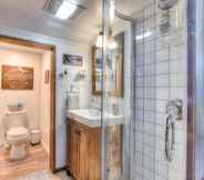 In-room Bathroom 7 Hole In One 1 Bedroom Cabin by RedAwning