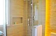 In-room Bathroom 4 Oakwood Gold Arch Residence Guangzhou