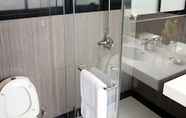 In-room Bathroom 6 Avari Xpress Gulberg