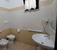 In-room Bathroom 2 Zagare Residence
