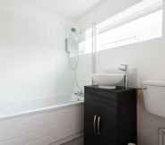 In-room Bathroom 7 The Century Chalet - Contemporary 2bdr Townhouse With Parking