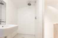 In-room Bathroom The Cliffside Chalet - Warm & Modern 3bdr Riverside Home