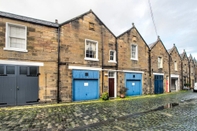 Exterior Quiet Mews Street Apartment in the Heart of Edinburgh