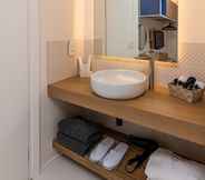 In-room Bathroom 3 Onira Suite Dreams