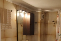 In-room Bathroom Spacy stay Central Athinian Apartment