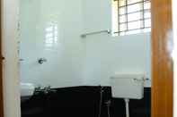 Phòng tắm bên trong Saravana Inn