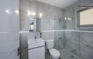 In-room Bathroom 5 Larnaca Finikoudes Suite 405