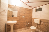 ห้องน้ำภายในห้อง WOWSTAYZ Pachmarhi Foothill Cottages