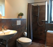 In-room Bathroom 4 Pension Schell