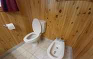 Toilet Kamar 7 Anne's Windy Poplars Cottage Resort